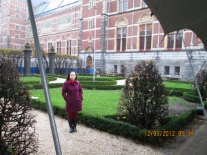 Sara outside of Rijksmuseum