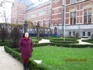 Sara outside of Rijksmuseum