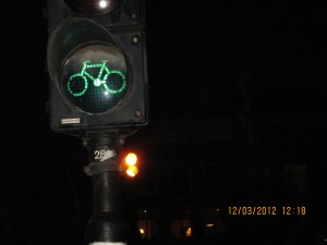They have separate GO/STOP lights for bicycles!