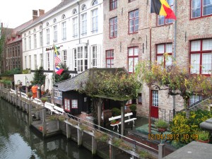 Walking through Brugge! Life right on the canals!
