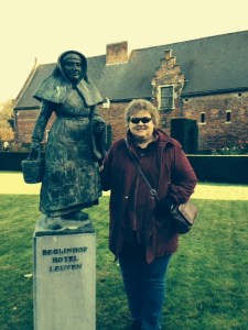 Lila with Beguine statue 2